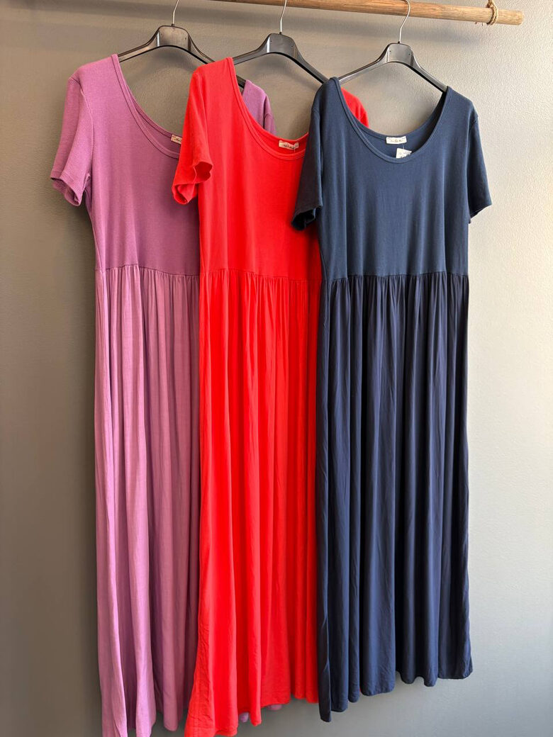 Elastīga kokvilnas viskozes kleita Plus size